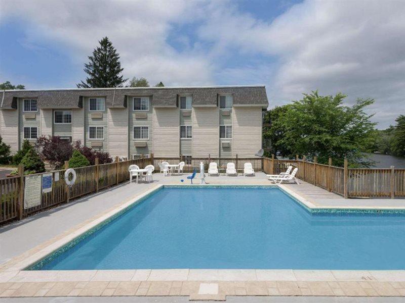 Hotel Super 8 By Wyndham Sturbridge Exterior foto
