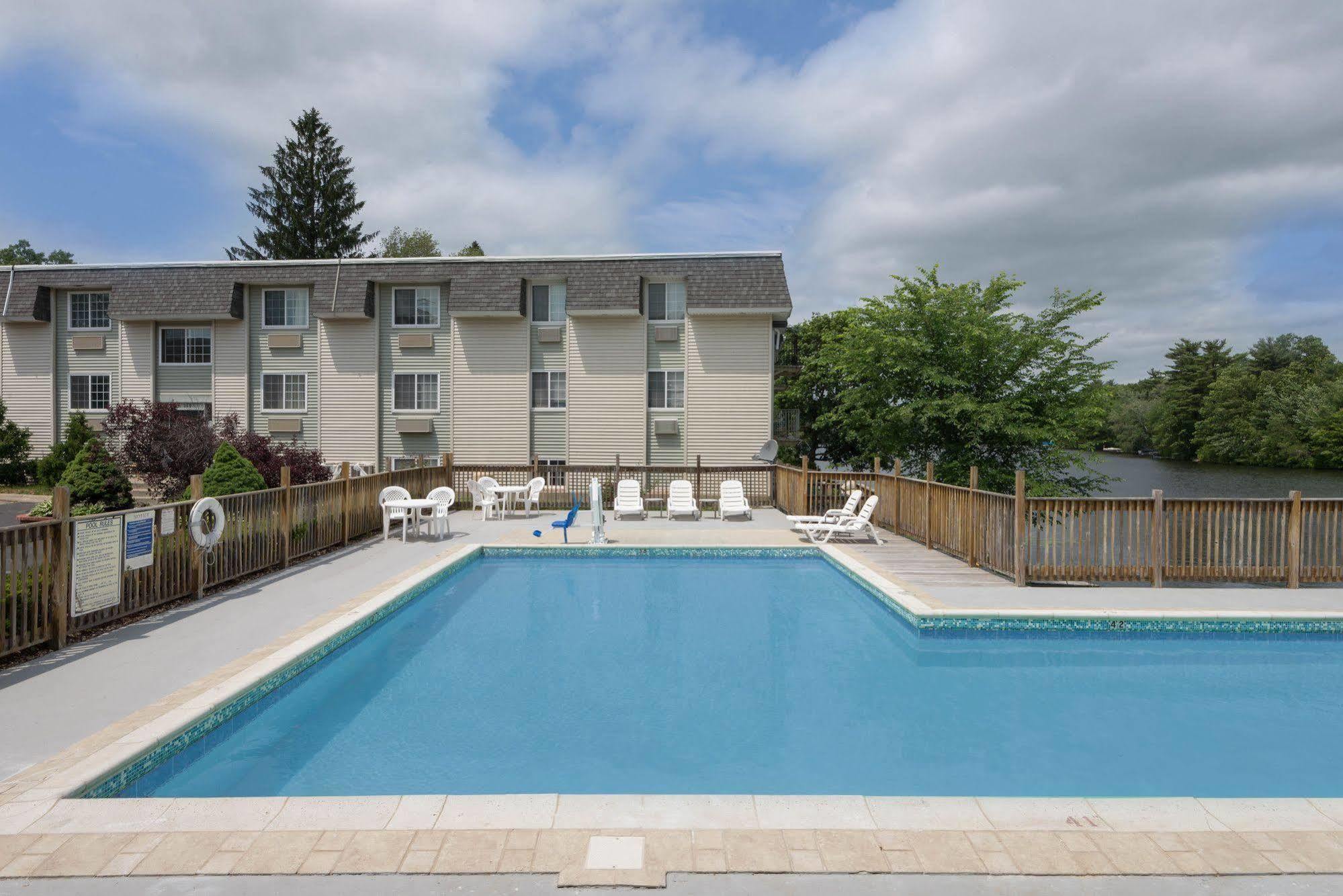 Hotel Super 8 By Wyndham Sturbridge Exterior foto